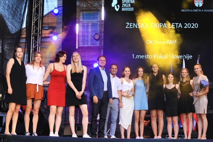 Med ženskimi ekipami odbojkaricam ni para.