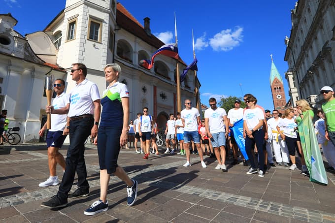 Popotovanje bakle po 212 slovenskih občinah se je ustavilo tudi v Mariboru.