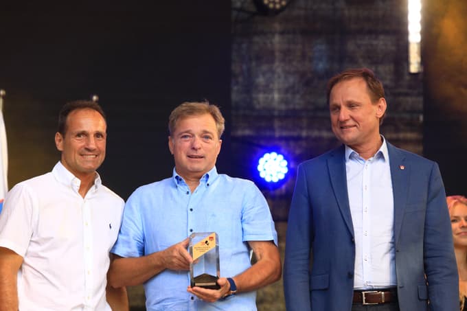 V imenu NK Maribor je nagrado za ekipo leta prevzel direktor Bojan Ban.