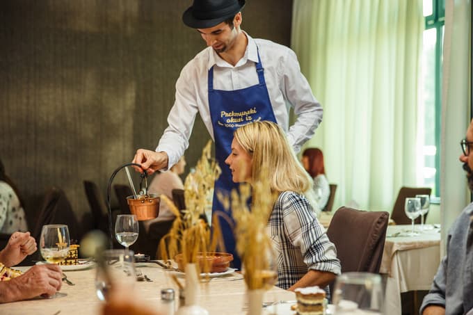 V hotelski restavraciji lahko poizkusite več kot 50 prekmurskih jedi, vsak teden pa se lahko udeležite tudi prekmurske večerje, ko so na jedilniku same dobrote: ciganska pečenka, bograč ipd. in še boljša vina. Hotelski kuharski mojstri so tedaj prav posebej čedni, oblečeni v tradicionalno prekmursko opravo, jedi pa pripravljajo in ponudijo v kotličkih in lončenem posodju.