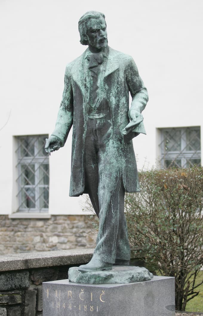 Spomenik Josipu Jurčiču je najstarejši te vrste v Mariboru. Foto: Andrej PETELINŠEK