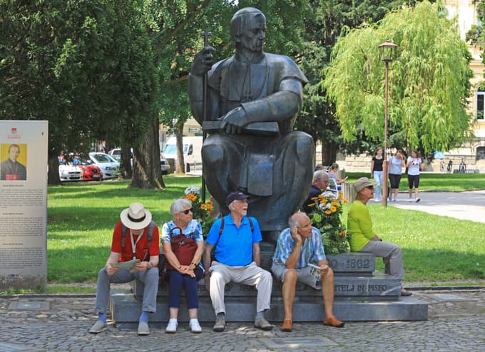 Slomškov spomenik je priljubljen za posedanje in poziranje. Foto: Sašo BIZJAK