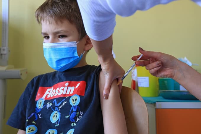 (POGLED) Obvezno cepljenje proti covidu-19 in pravne dileme
