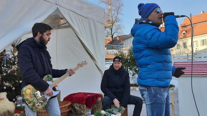 Jernej Ježovnik je v okviru akcije Dobrodelna kitara 20 za 20 na Ptuju kar sam poprijel za kitaro in spremljal Mirana Rudana. Foto: Hojka Berlič
