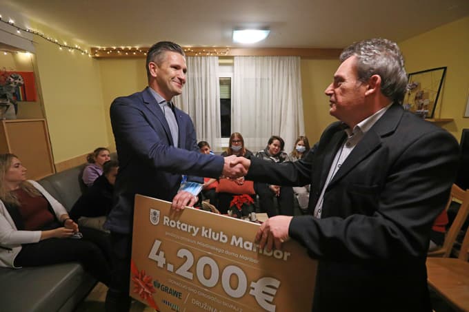 Predsednik Rotary kluba Maribor Matej Kolenc in ravnatelj doma Janez Domajnko