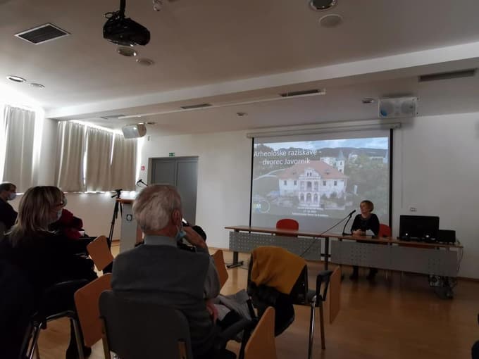 Arheologinja Saša Djura Jelenko ob predstavitvi najdb Foto: Nejc STRONIK