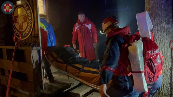 (FOTO) Moška na blazini sta z veliko hitrostjo najverjetneje trčila v elektro omarico. Kako bi lahko prišlo do tragedije na smučišču Sljeme?
