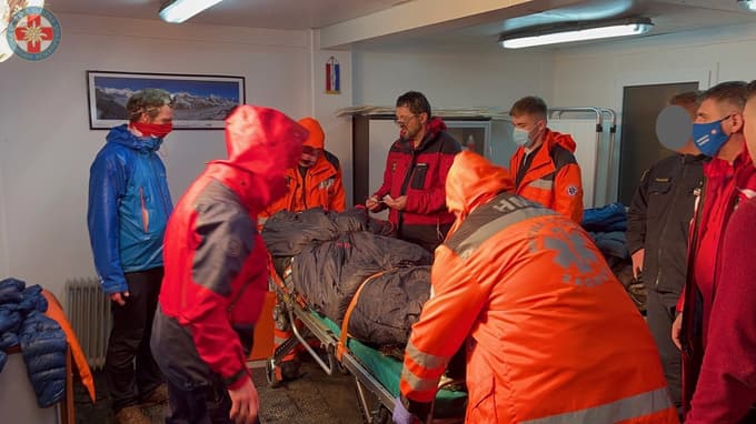 (FOTO) Moška na blazini sta z veliko hitrostjo najverjetneje trčila v elektro omarico. Kako bi lahko prišlo do tragedije na smučišču Sljeme?

