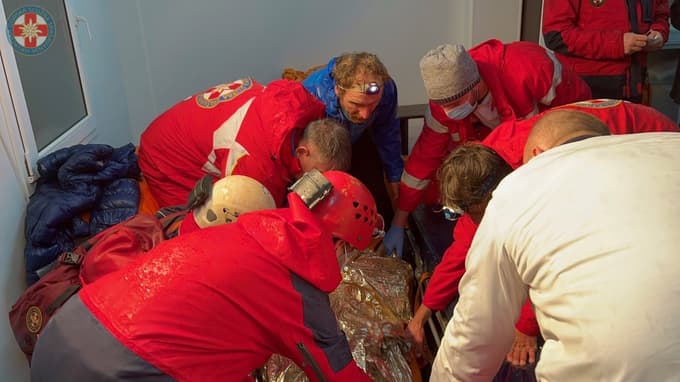 (FOTO) Moška na blazini sta z veliko hitrostjo najverjetneje trčila v elektro omarico. Kako bi lahko prišlo do tragedije na smučišču Sljeme?

