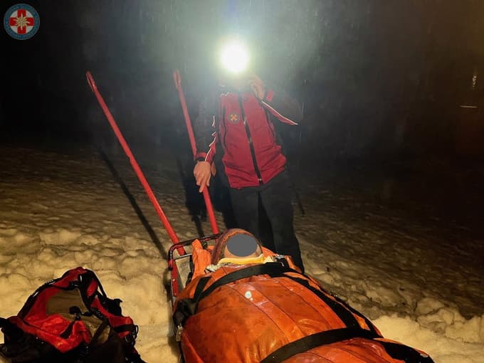 (FOTO) Moška na blazini sta z veliko hitrostjo najverjetneje trčila v elektro omarico. Kako bi lahko prišlo do tragedije na smučišču Sljeme?
