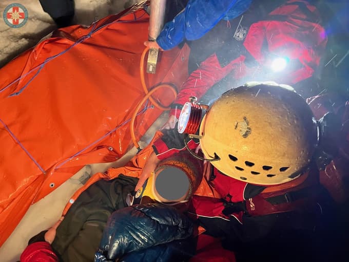 (FOTO) Moška na blazini sta z veliko hitrostjo najverjetneje trčila v elektro omarico. Kako bi lahko prišlo do tragedije na smučišču Sljeme?
