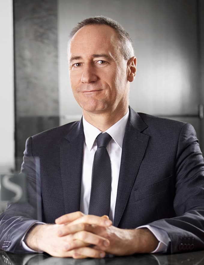 Jošt Dolničar maja prihodnje leto prevzema vajeti Zavrovalnice Sava. Kdo bo zasedel njegovo mesto člana uprave v Savi RE?