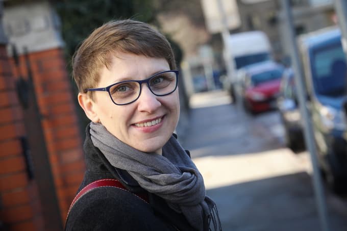 Jana Javornik: "Namesto pametne reforme visokega šolstva se pred našimi očmi odvijajo dezinvesticije in razpršitev javnih sredstev."