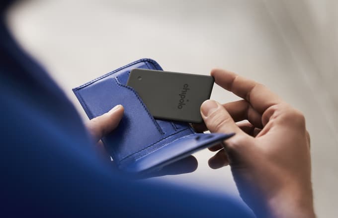 Chipolo Card Spot se prilega med druge bančne kartice in uporabnik sploh ne ve, da kartico nosi s seboj, vsaj ne dokler se ne zgodi, da denarnice ne najde.