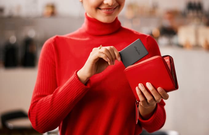 Izjemno tanek in eleganten Chipolo card spot je na voljo v skoraj črni barvi in je vodoodporen.