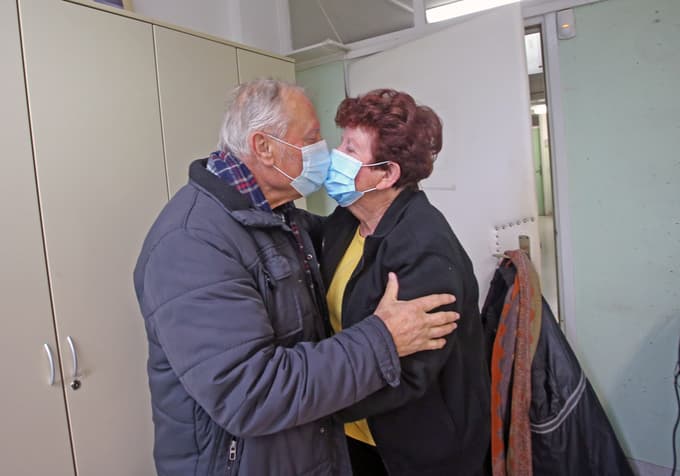 (POGLED) Obvezno cepljenje proti covidu-19 in pravne dileme
