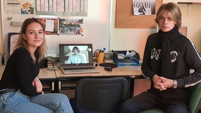 Tanja Kolmančič (levo), Tjan Kolednik in Nejc Podgoršek (desno) so v tem šolskem letu direktorji učnih podjetij.