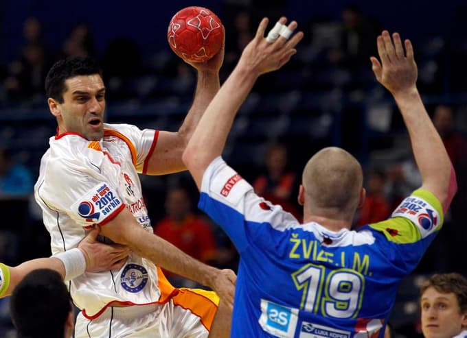 Slovenija se je s takratno Makedonijo merila tudi na evropskem prvenstvu pred desetimi leti in bila na tekmi za peto mesto prekratka za gol. Na fotografiji Kiril Lazarov in Miha Žvižej.