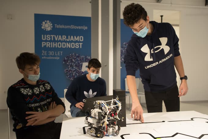 Ko se roboti pomerijo v nogometu: Tekmovanja so pomembna za približanje raziskovalnega dela mladim
