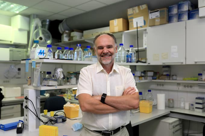 Roman Jerala: "Bolj verjetno je, da se bo izvajalo sezonsko cepljenje, najbrž pred zimo, ko bo pričakovati porast okužb."