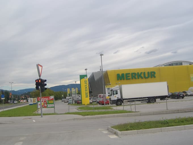 Pri ugotovljenih (stvarnih) napakah izdelka ali da je ta še v garancijskem roku, pa pri Merkurju manipulativnih stroškov reklamacije ne zaračunajo.