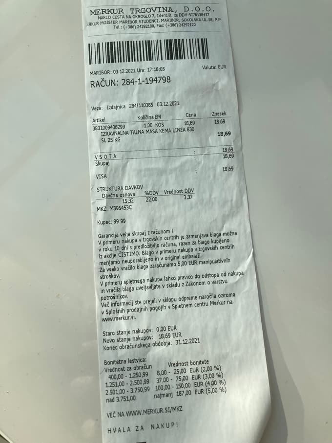 Račun iz Merkurja, kjer je navedeno opozorilo, da v določenih primerih zaračunajo strošek obravnave vrnjenega blaga.