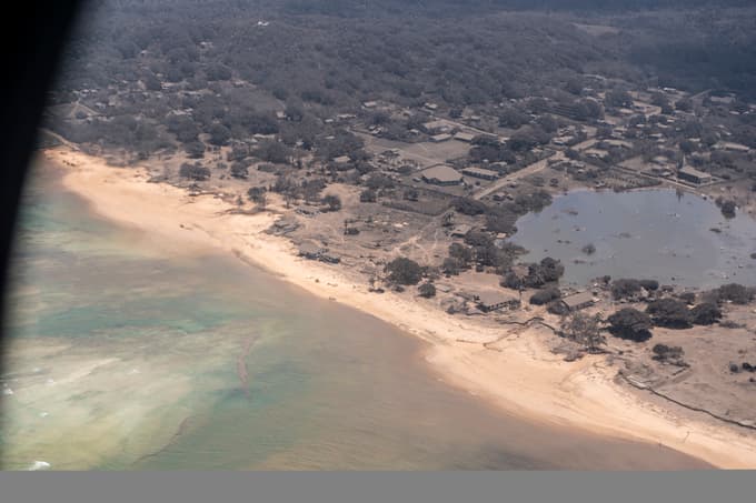 (FOTO) Otočje Tonga je po izbruhu podvodnega vulkana prekril pepel
