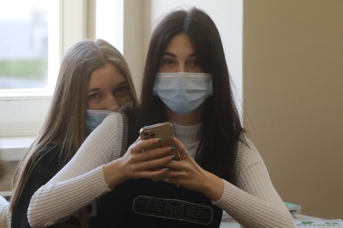 (KONTRA) Je dobro, da bi se otroci cepili proti covidu-19?