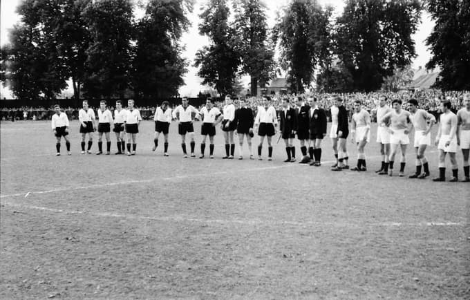 V Ljudskem vrtu 22. maja 1960 na pokalni tekmi Branik - Ljubljana; Stjepan Lamza je tretji z leve.