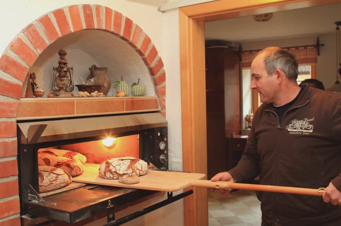 Gostje lahko sodelujejo pri peki kruha. 