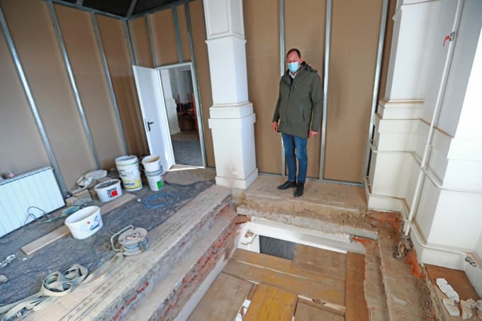Tomaž Štefok ob preboju vse do 2. nadstropja, kjer bo vgrajeno dvigalo.