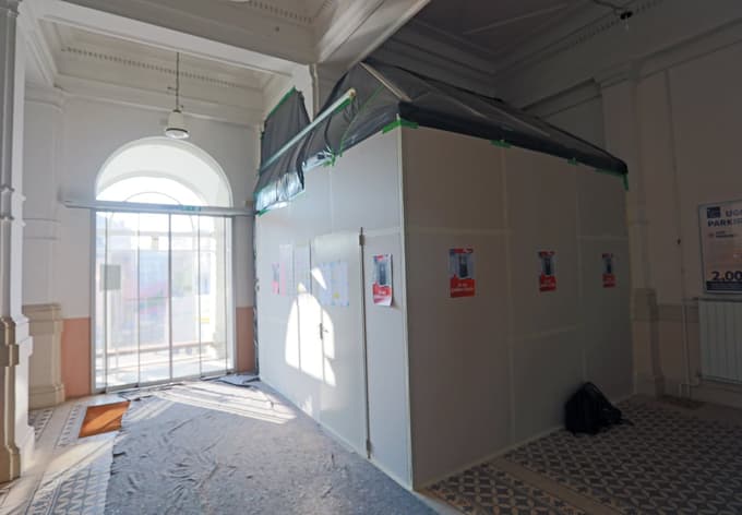 Gradbišče so dobro zaščitili.