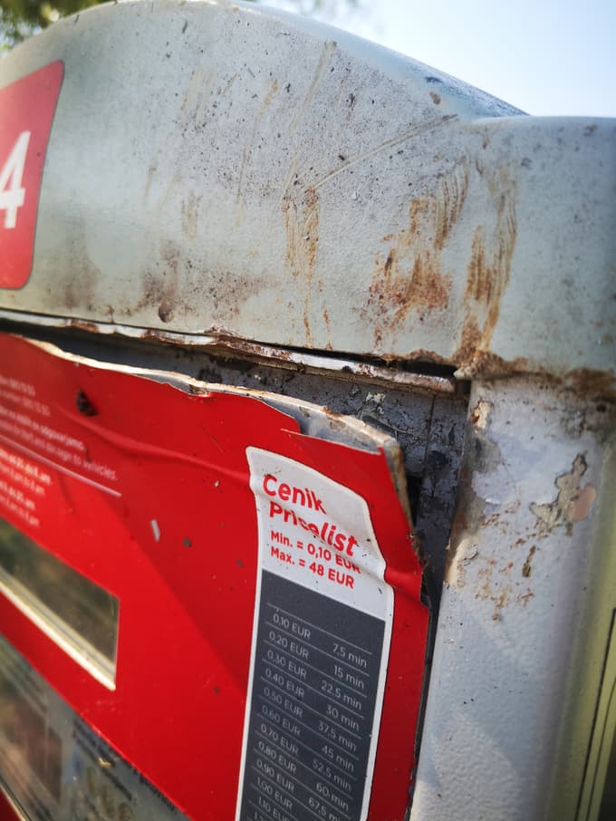 (FOTO) Na tisoče evrov škode: V Mariboru vse več vandalizma nad javnimi objekti