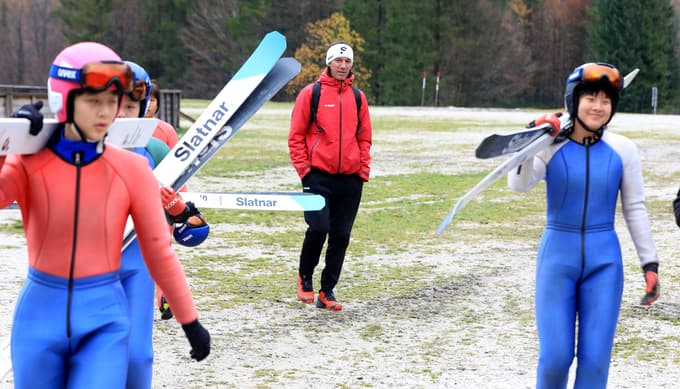 (FOTO) Primož Peterka je ob kitajskih orlicah spet začel skakati