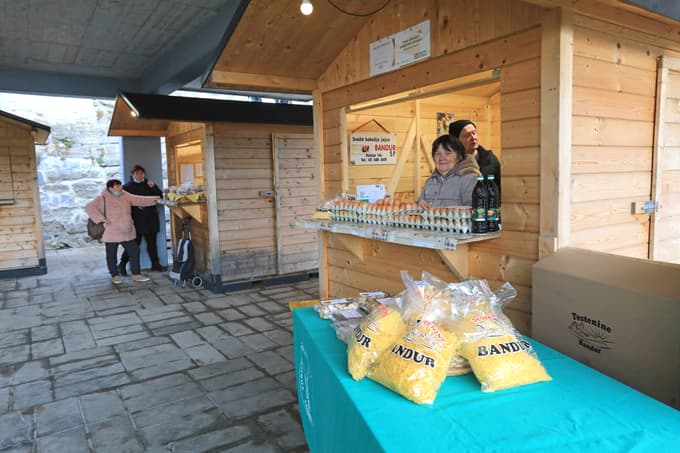 (FOTO) Kruh, jajca in meso so še vedno na mariborski tržnici