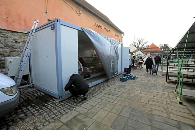 Damir Babič in Igor Kokot sta te dni mesarski poklic zamenjala za monterskega.