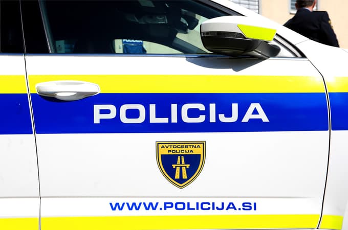 Postojna. Dogodek ob uradnem začetku delovanja Uprave avtocestne policije (UAP), na katerem bodo predstavili razloge za ustanovitev in naloge, ki jih bodo opravljali policisti za zagotavljanje večje varnosti na avtomobilskih in hitrih cestah, udeležili se ga bodo tudi minister za notranje zadeve Aleš Hojs, Tomaž Pečjak in direktor uprave Andrej Jurič, Valentin Hajdinjak Policija, Avtocestna policija, ilustracija, policijski avto, orožje,