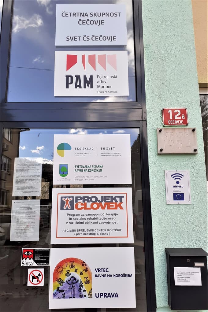 PAM, Enota za Koroško, domuje v stavbi Upravne enote Ravne na Koroškem.