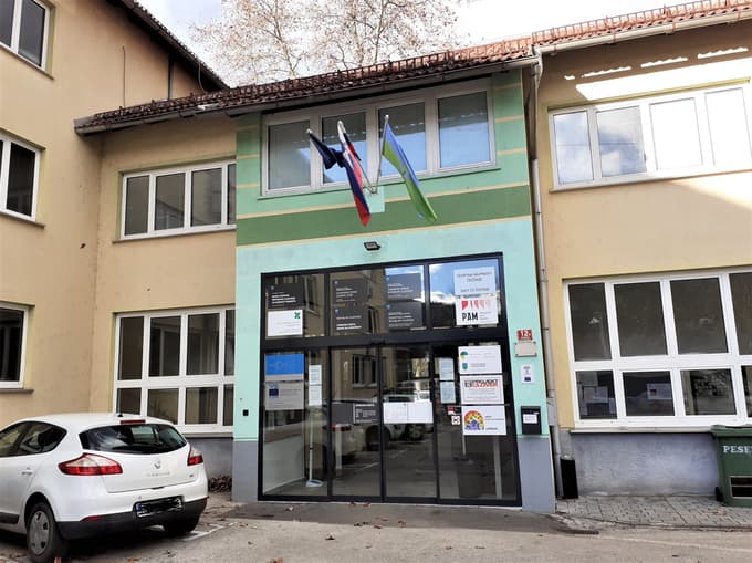 PAM, Enota za Koroško, domuje v stavbi Upravne enote Ravne na Koroškem.