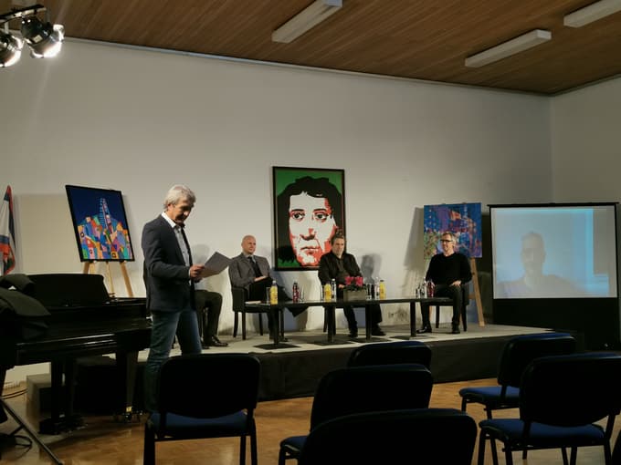 Salon Ars, kulturni dom Radlje ob Dravi, okrogla miza
