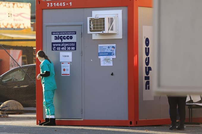 Epidemija: Omikron še ne prinaša olajšanja
