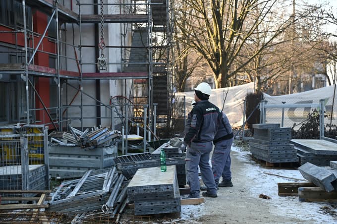 Zaradi pomanjkanja ustreznega kadra številna delovna mesta zasedajo tujci.