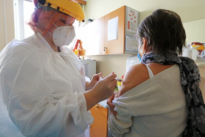 Vsak dan v eni cepilni ambulanti mariborskega NIJZ cepijo sto ljudi.