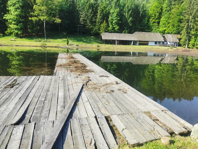 Dotrajani pomoli ob Ivarčkem jezeru