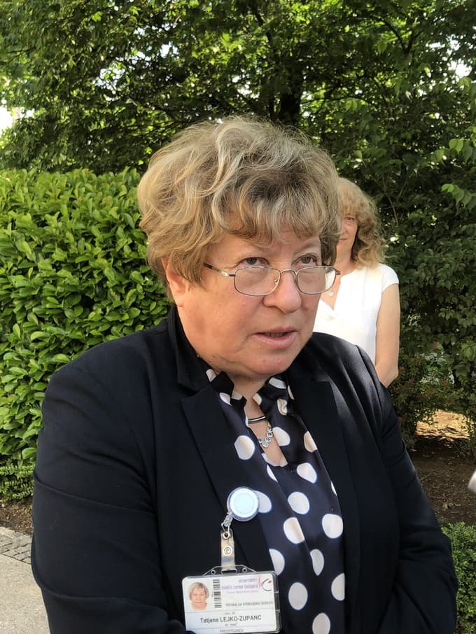 Matjaž Jereb povedal, koliko cepljenih ljudi se zdravi na intenzivni negi, Mateja Logar o najpogostejšem viru okužb