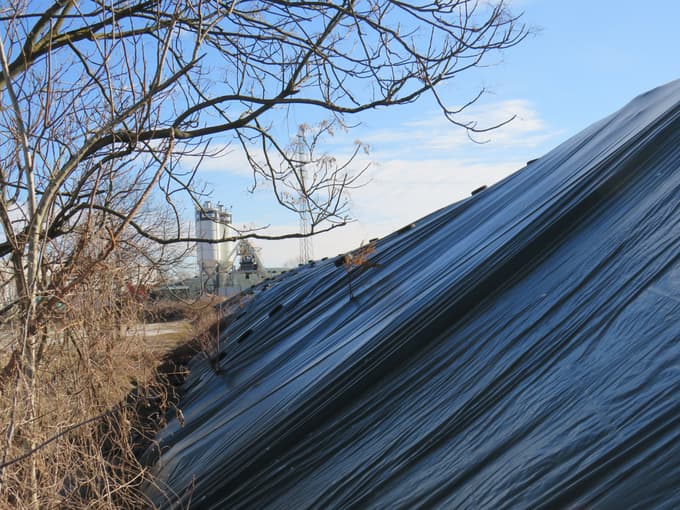 Kupi zemlje z nevarnimi odpadki ob železniški progi v Celju