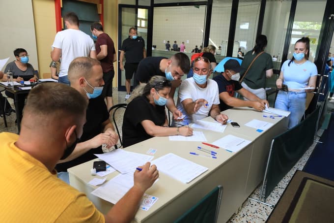 (FOTO) Gneča na prvem dnevu odprtih vrat za cepljenje, včeraj cepili 177 otrok