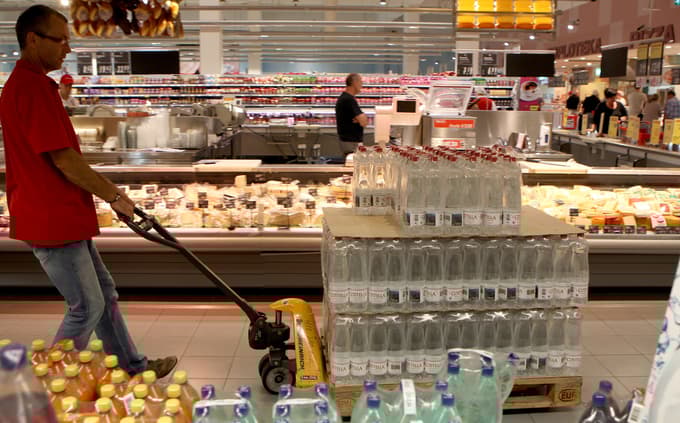 Vse plastenke so izdelane iz fosilnih goriv in kemičnih aditivov, ki dokazano prehajajo tudi v naša telesa in negativno vplivajo na naš hormonski sistem.