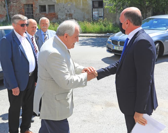 Ruski veleposlanik Timur Ejvazov (desno) in podpredsednik ruske zveze veteranov Vitalij Azarov v Mariboru
