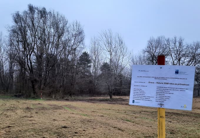 Na to, da dela v Šturmovcih potekajo, opozarjajo tudi table.